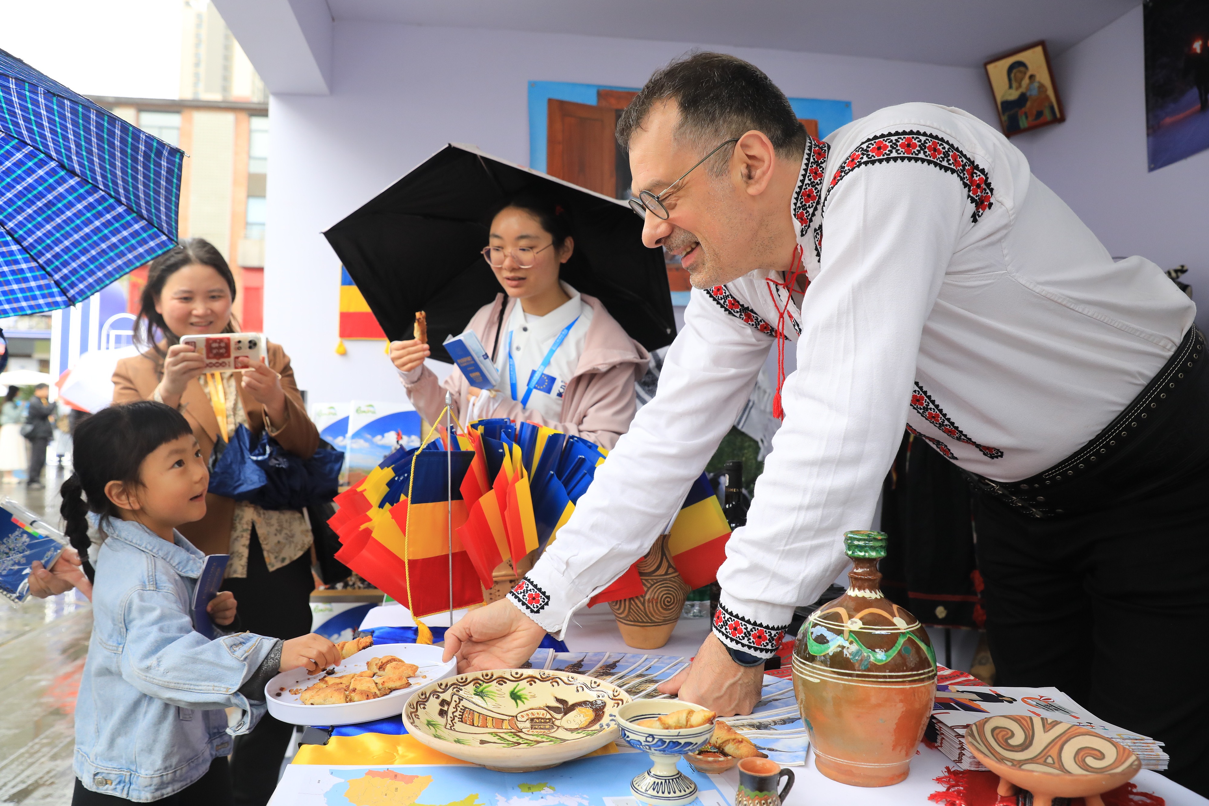 2025年4月12日，四川省成都市“2025成都·歐洲文化季”活動融匯藝術、音樂、美食與互動體驗，為民眾打造了一場“沉浸式”文化嘉年華。